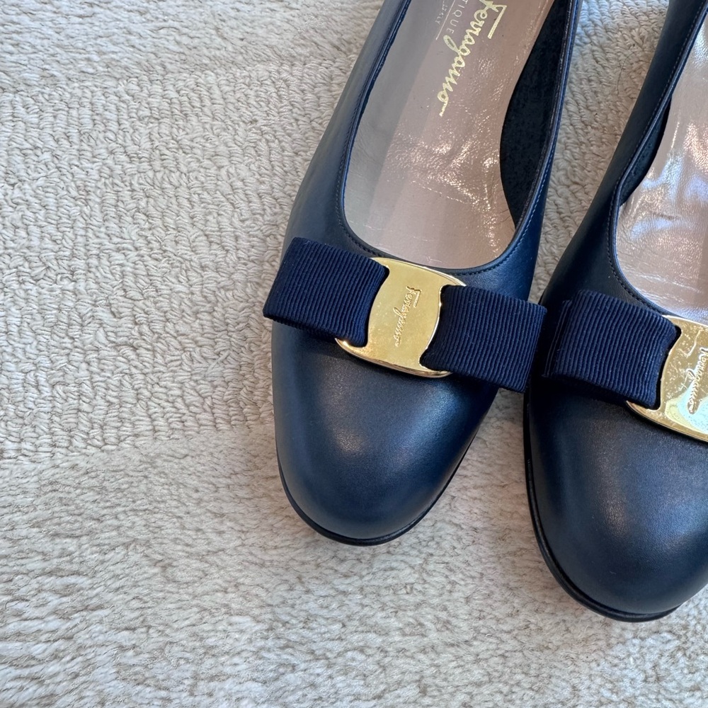 Salvatore Ferragamo Navy Leather Vara Shoes with Bow 9.5 Narrow Never Worn! - Picture 4 of 14